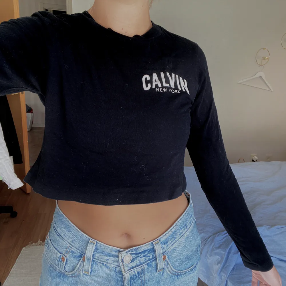 Säljes min skit snygga croppade Calvin Klein tröja då jag inte använder den längre. Är i storlek S men skulle säga att den passar ~ XS-M. Säljes för 60kr + frakt 🚚 . Toppar.