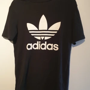 Adidas originals tshirt - Bra skick. 