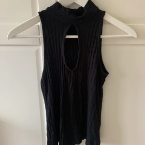 Linne från Ginatricot - Snyggt tidlöst linne i bra skick från Ginatricot. Har öppning framåt. Men går att använda åt båda hållen. Xs-m