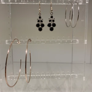 Örhängen - Säljer tre par örhängen. Alla är oanvända. 30kr/st.  Köparen står för frakten. Fraktar endast.