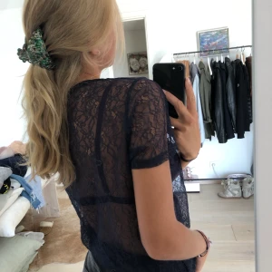 Spetstopp - Fin spetstopp med broderier på. Använd fåtal gånger. Går att använda med bara en snygg spets bh under eller om man föredrar ett linne under. Snygg till en sommardag men oxå en utekväll.