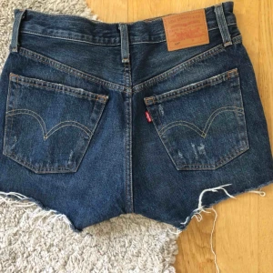  - Jeansshorts med lite slitningar ifrån Levi’s. Knappt använda då de är för små för mig. Kan mötas upp i Örebro eller Eskilstuna eller frakta, köpare står för frakt. 