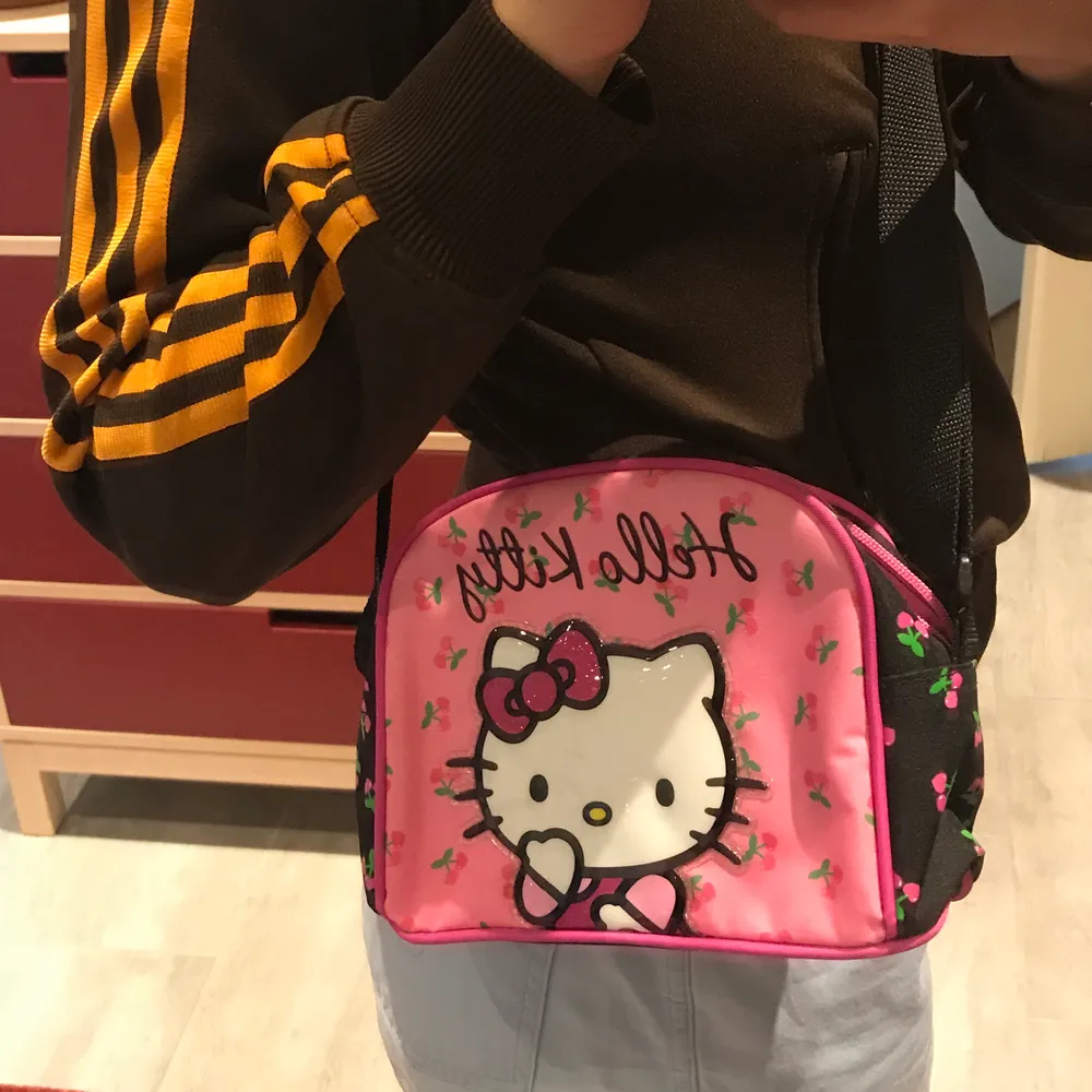 Så söt Hello Kitty väska. Väldigt justerbart axelrem . Väskor.