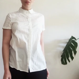 Vit kortärmad skjorta - Storlek 38. +42 för frakt