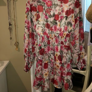 Klänning - Superfin klänning ifrån ginatricot i storlek 36, använd endast fåtal gånger. På bilden har jag klänningen bak och fram :) Frakt 63kr annars kan jag mötas upp i Stockholm, Upplands Väsby