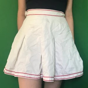 70-tals tennis kjol - Super snygg tennis kjol från 70-talet. Ett litet hål på sidan som knappt syns men annars är den i bra skick. Köparen står för frakten 