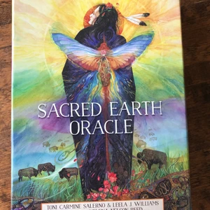 Orakelkort  - Säljer en näst intill oanvänd orakelkortlek med tillhörande guidebok. Mycket fint skick! Frakt 50kr tillkommer