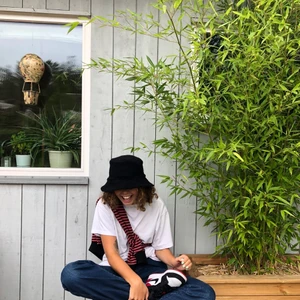 Bucket Hat - Cool bucket hat i svart fleece:) Kantens insida är rutig & mycket trendig. Frakt 22kr. Mycket unik då den är egensydd! 