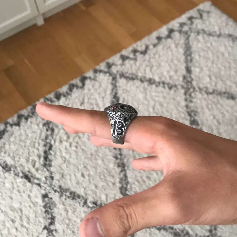 Säljer min Jason ring från seams ,den kommer aldrig till andvändning så cond ,9/10 nypris 250kr kontakta mig för mer bilder elr frågor. Accessoarer.