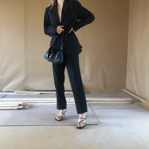 Oversize kostym - Vintage kostym i perfekt skick, köpt second hand💞 Insydda byxor och oversizead kavaj på mig som är 174 cm och storlek 36💫 Skitsnygg men används inte så mycket av mig!