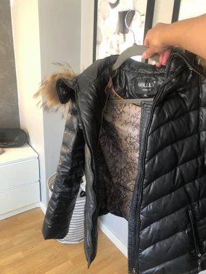 Hollies jacka - Jacka med päls från hollies💞 säljs pga att den ej kommer till användning längre. Super fin jacka som är perfekt till höst/vinter💞 har några täcken på användning, skicka meddelande för mer bilder✨ +frakt 