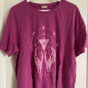 Cool rosa t-shirt - Snygg rosa t-shirt. Storlek L men ganska liten i storleken. Inte säker på att jag vill sälja men kollar om det finns intresse. 