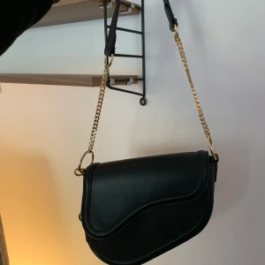 Sadelväska  - Sadelväska från Gina tricot i fint skicka 