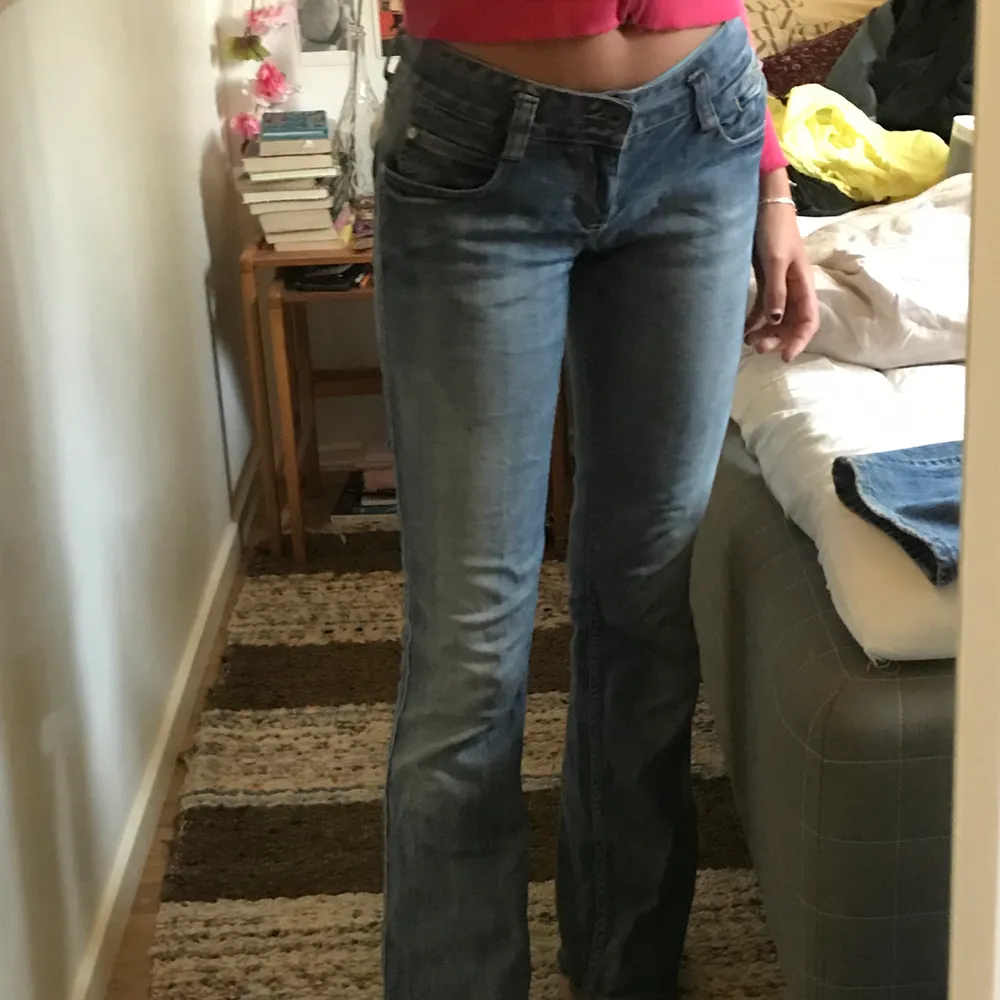 Ljusa bondelid jeans insydda till en 27a☀️. Jeans & Byxor.