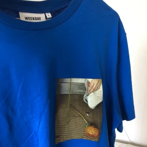 Cool t-shirt med tryck - Blå t-shirt med tryck på både framsidan och baksidan från weekday. 