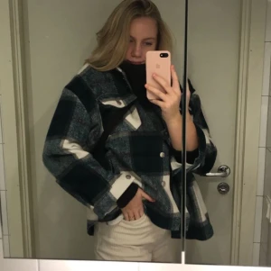Trendig jacka - Trendig rutig jacka. Perfekt nu när det börjar bli lite kyligare till hösten. Jag bär vanligtvis st S-M och denna passar perfekt på mig med en tjock stickadtröja under. Ser lite blå ut på bilden men den är grön & vit.