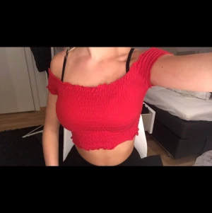 Röd off shoulder topp  - Storlek:xs färg:röd 