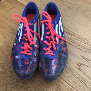 Adidas spikskor storlek UK 7 - Spikskor med nya spikar 