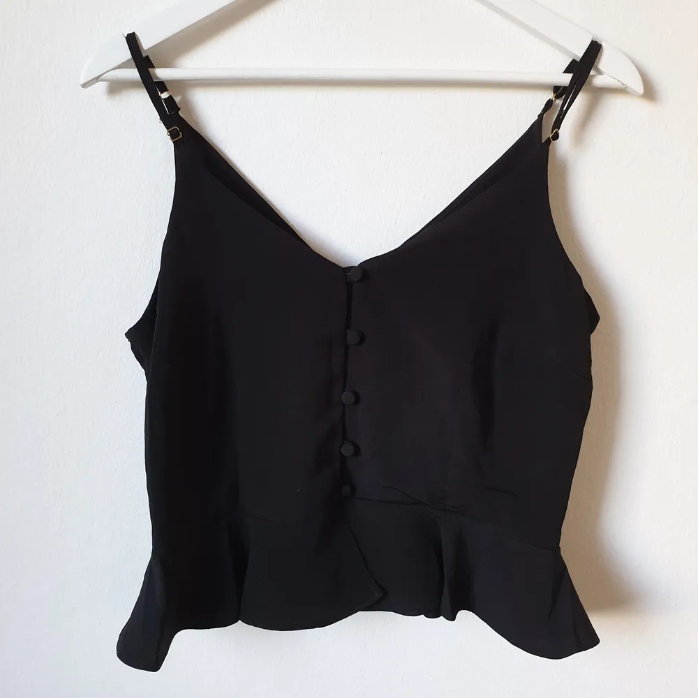 2 for 150kr new crop tops - river island - size 12/38 - straps can be adjusted, so can fit smaller or bigger size. Toppar.