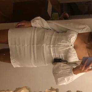 Vit klänning - Snygg klänning med bra passform!! Stl 34