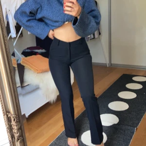 Svarta kostymbyxor - Säljer ett par svarta skit snygga kostymbyxor från bikbok, tyvärr lite för små för mig, dom är i stl 36. Använd sparsamt, köparen står för frakten ✨💖