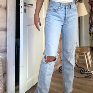 Jeans  - Ljusa raka jeans med ett hål på ena knät