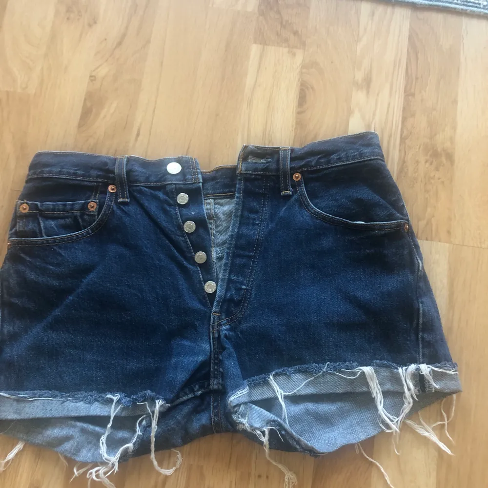 Mörkblåa jeansshorts från Levis, passar storlek S. Shorts.