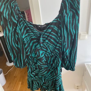 Zara klänning används endast 1 gång - Söt klänning med resor som formar kroppen på ett smickrande sätt!