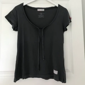 Odd Molly topp - Söt mörkgrå topp ifrån Odd Molly. Snören i urringningen som gör att man kan justera hur djup den ska vara. Fin och sparsamt använd. I storlek 1 vilket motsvarar small. Fraktavgiften står köparen för!💫