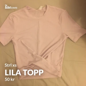 Lila topp strl xs - Jätte fin tröja men kommer inte till användning... frakt 22kr eller möts jag såklart upp is Stockholm. Va inte blyga för att komma med egna priser eller frågor. Aldrig använd 
