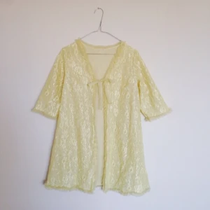  - 💛 Pastellgul morgonrock-ish i 60-talsstil, storlek XS-S. Frakt tillkommer eller så kan jag mötas upp i Stockholm 🐥