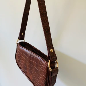 Axelväska från ASOS - superfin axelväska från ASOS som knappt är använd🦋💕 frakt tillkommer😇