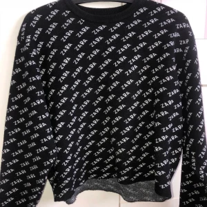 Stickad zara tröja 🥺 - Superbra skick! I storlek M men passar mig med XS så passar alla storlekar xs-m! 😁💖