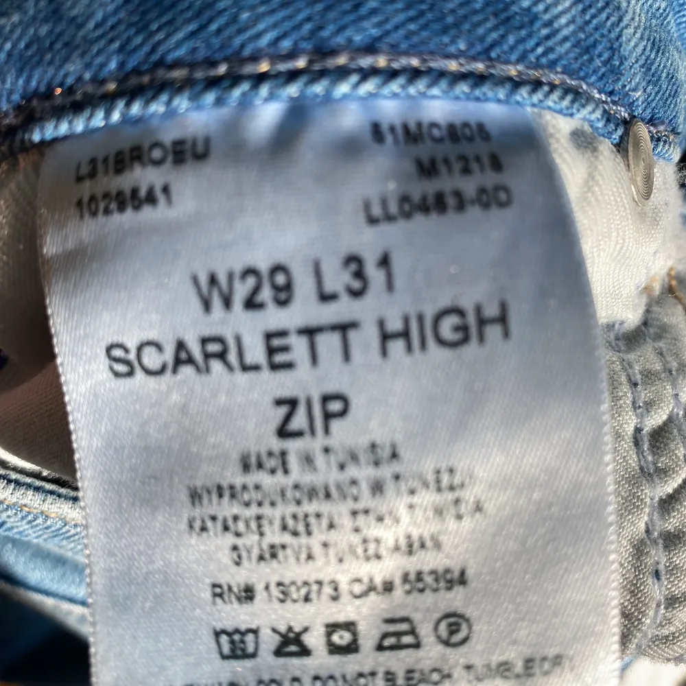 Lee jeans, säljer för de inte kom till andvändning. Bra skick. Köptes för 1 år sedan för 900kr. . Jeans & Byxor.