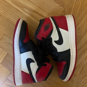 Air Jordan 1 Retro ”Bred Toe” - Sparsamt använda, säljer pga får ingen användning för dom😊 buda! (Lägsta 2000)