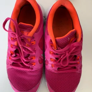 Nike free run 5.0 - Ett par lätta skor jag har använt på gymmet. Köpta för ca 700 kr, säljer dem nu för 100kr. Det är bara att höra av sig om man vill ha fler bilder. 