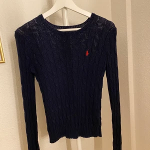 Ralph Lauren, julianna, hunter navy, stickad  - Tröjan är från Ralph Lauren och är i storleken XS. Den passar även S fast ger då tightare passform. Färgen på tröjan är marinblå med rött märke. Den är i fint skick och knappt använd. Nypris på tröjan är 1195kr. Om ni vill ha fler bilder eller info om tröjan så skicka pm☺️