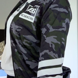 SVEA tröja  - En SVEAtröja med camouflagemönster och vita markeringar. Säljs pga för liten. Köpt för 699kr