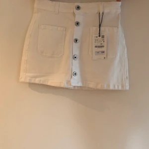 Vit Kjol från Zara. Strl 152 - Jättefin kjol från zara. Oanvänd. Strl 152. 70kr