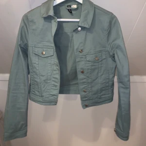 Jeansjacka från H&M - Jeansjacka från h&m säljer för den inte kommer till användning! 100kr+frakt. Liten i storleken och en kortare modell.