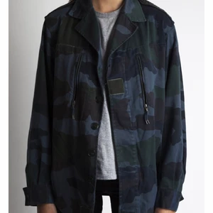 INTRESSEKOLL - INTRESSEKOLL💗💞💓  (kom med bud, men svarar inte på några skambud) på min quatre filles jacka i marinblå, köpt för 2500 och i princip oanvänd! (Passar bra på mig som brukar ha XS/S men passar bra upp till M