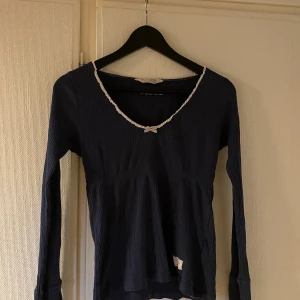 Långärmad Odd Molly tröja - Mörkblå Odd Molly tröja i mycket bra skick. Materialet är 100% ekologisk bomull. Köparen står för frakten. 