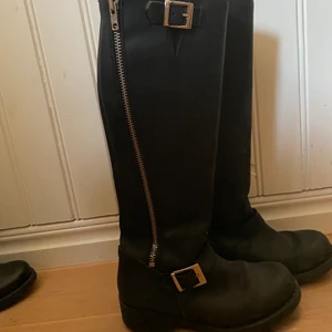 Johnny Bulls, stl 38 - Jag säljer nu mina svarta Johnny Bulls i storlek 38. Dem är nästintill oanvända och har tagits hand om väl! Det är två stycken dragkedjor bak på kängan, som båda går att dra ned. Perfekt vintersko. Det är äkta skinnstövlar och köpta från original sidan av Johnny Bulls. Nypris: 2250kr. 