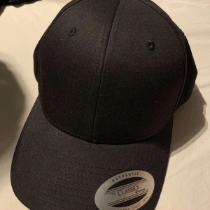 Keps  - Snygg keps med unika detaljer på baksidan! Skriv bud⚡️