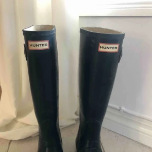  - Säljer mina fina hunterstövlar i marinblå!Normal passform. Passar mig perfekt(160 cm)Hämtas i Karlstad eller skickas emot fraktkostnad 