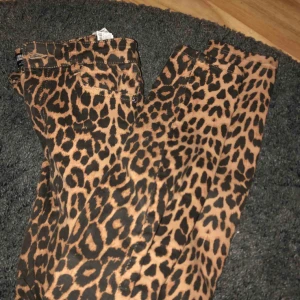  - Leopard byxor strl 36 från zara! Använder inte men snygga! 