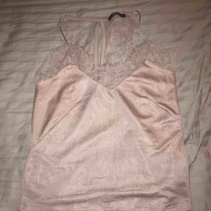  - Satinlinne från gina tricot, har en liten slitning längst ner därav priset, annars fint skick. Kan mötas upp i kungsbacka/göteborg annars tillkommer frakt 