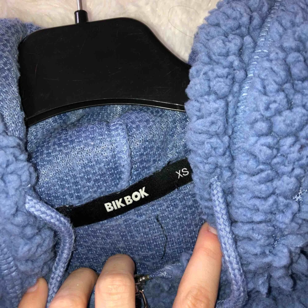Mysig blå ”hoodie” från BikBok, köpt för ungefär ett halvår sedan. Använd 1-2 ggr. Säljes för är inte min stil. ❤️❤️❤️🤪 Betalas med SWISH och frakt tillkommer. //R. Hoodies.