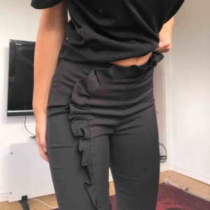  - Kostymbyxor från zara med volang. 