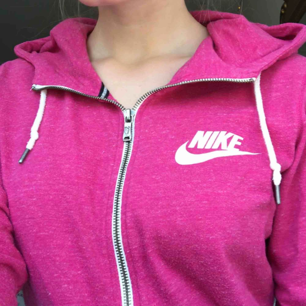 Rosa Nike hoodie i tunt material. Köparen stå för frakt💖. Huvtröjor & Träningströjor.